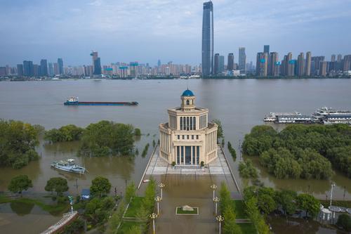 武汉长江水位迎来新高峰，活力涌动春潮盛景